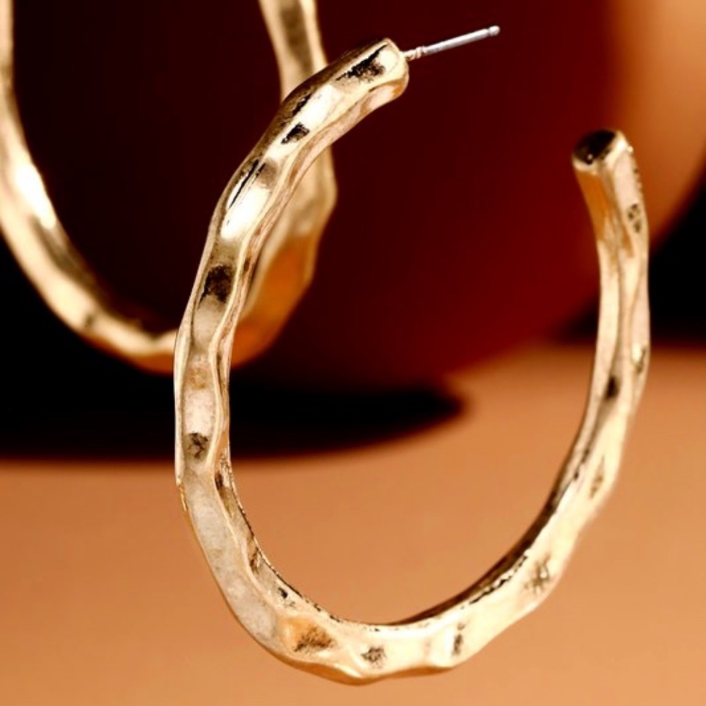 GOLD HAMMERED HOOP EARRING